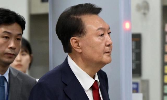64岁的尹锡悦，为了从李在明手里活命，脱了衣服在囚室满地打滚
