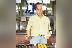 过气明星有多惨：儿子拒不相认，穷到下跪找工作，晚年街头卖烧饼图片