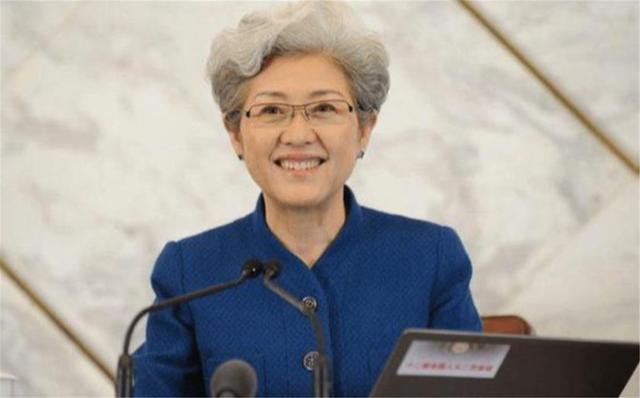 8国兵力封锁解放军，中国72岁白发女神外交官出山，19字通告亚洲