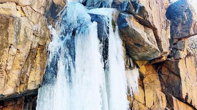 美到窒息！泰山彩石溪惊现“冬日魔法”，冰瀑奇观美若幻境！