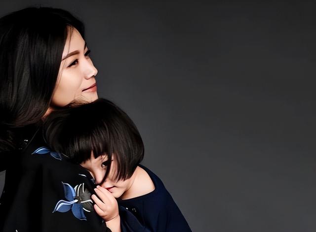 陈思诚爱惨了她，王凯迷恋着她	，41岁成单亲妈妈的她活成了大赢家