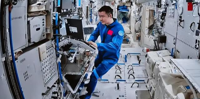 悬着的心终于放下，滞留太空的中国航天员，带来意想不到的惊喜