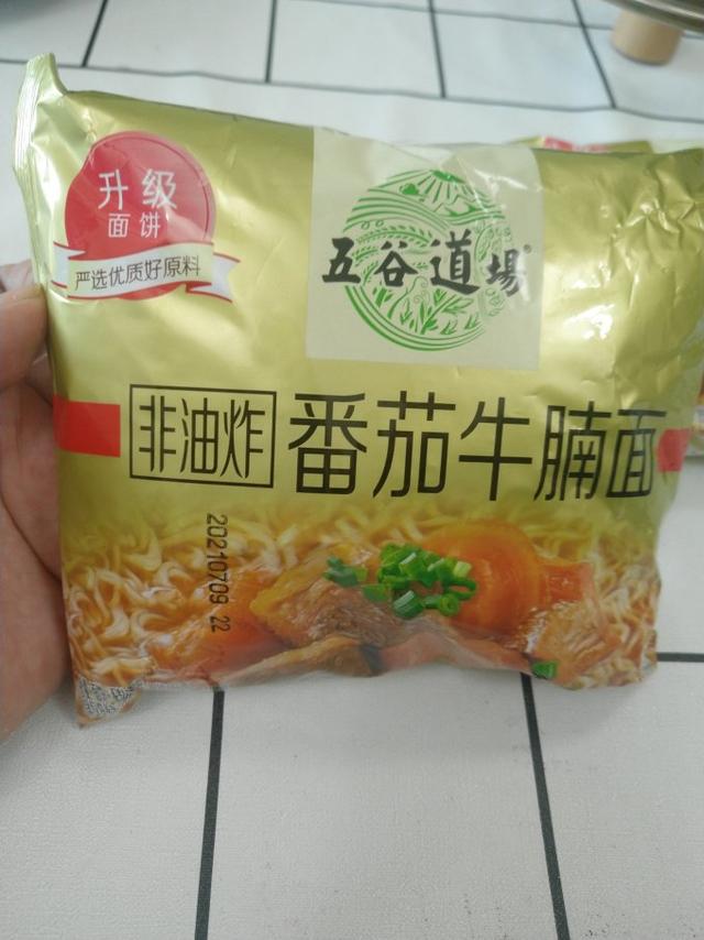 方便面巨头栽了！3年把公司从年销20亿干倒闭，凭野心搞垮自己