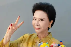 63岁蔡明现状：整容留后遗症，希望再上春晚，替大龄儿子相亲图片
