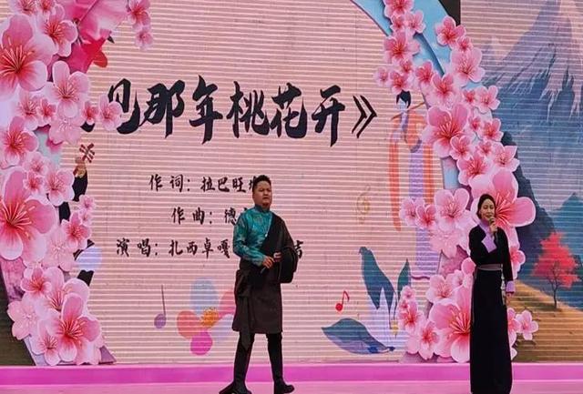 退役女兵林芝徒步，重温第二故乡情。藏汉同台演出，温情脉脉…