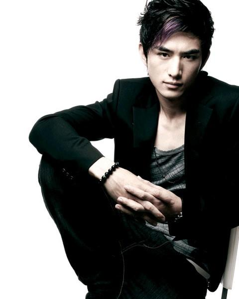 06年参加加油好男儿的张晓晨帅气自信迷人如今变成成熟稳重男人。