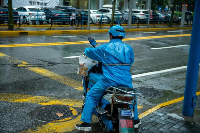 全民送外卖，一天 2.6 亿单都不够分，谁在抢骑手的饭碗？