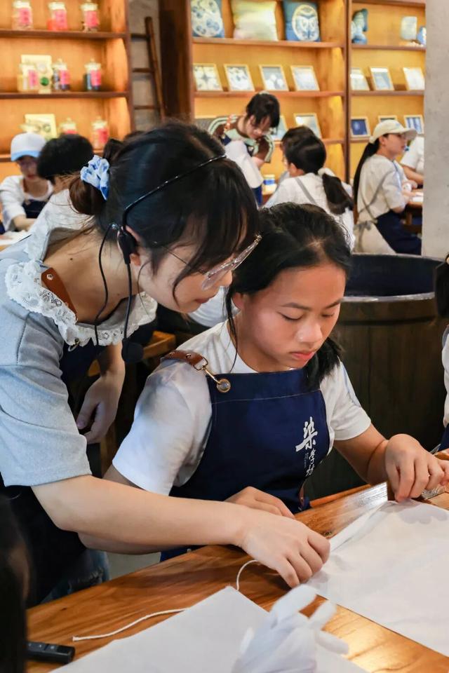 宜宾冠英古街秋假遛娃指南：非遗扎染、燃面研学、江边喂鱼，一站式玩透！