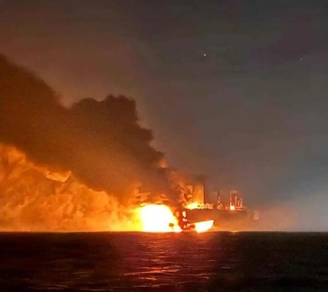 泽连斯基战果成疑惹众怒，北约摊牌黑海袭船	，乌自爆艇被炸翻天！