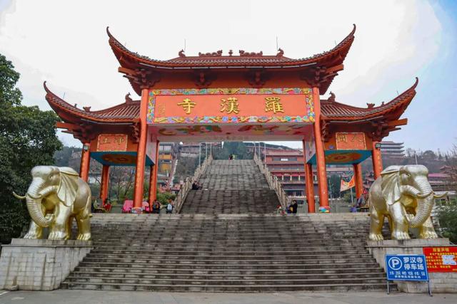 周末就冲！成都出发40min直达浪漫小城，喂海鸥逛古寺！