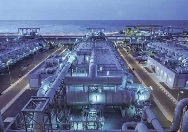 我国在建的最大海水淡化工厂，投资18亿，一天能生产30万吨淡水