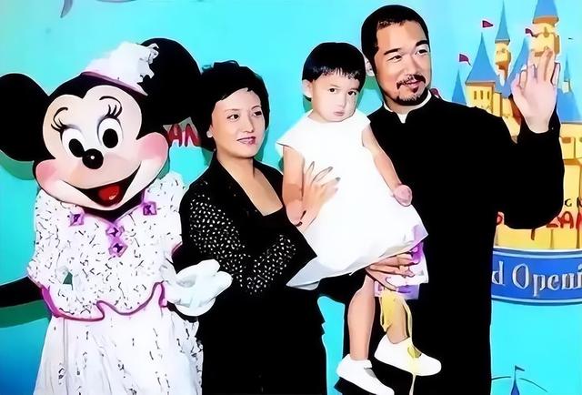 徐帆回应离婚五个月后，冯小刚再惹争议，养女徐朵竟成了导火索