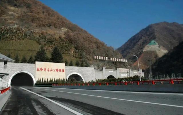 6年耗资40亿，上万人把秦岭“掏”了个洞，造出亚洲第一隧道！