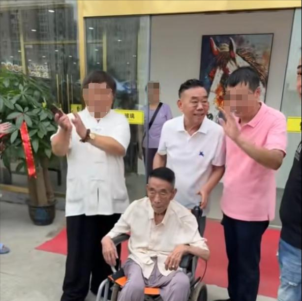 杨少华刚头七！杨伦后脚住院，恶心一幕出现，杨议探望嘴欠遭声讨