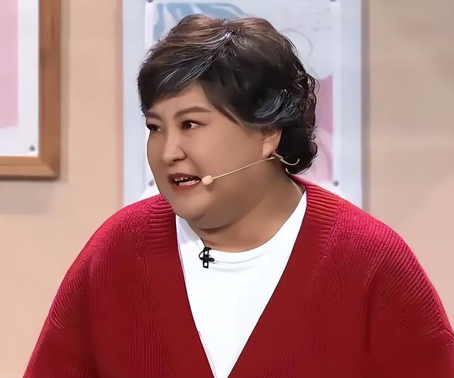 退出春晚解散公司	，被“综艺”开除，44岁贾玲近况曝光，面相变了