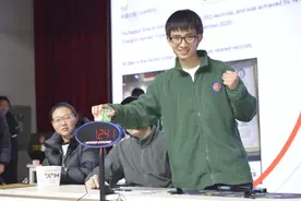 1.241秒！成都中学生刷新速拧异型魔方吉尼斯世界纪录图片