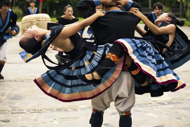 广西与贵州交界处的“菇类村”，女性衣着开放，以母系社会为主