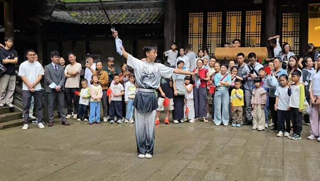 国庆假期武隆景区人气火爆，秩序井然氛围浓，国潮盛宴引客来