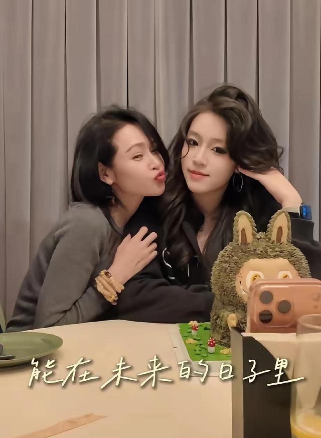 43岁妈妈和17岁女儿合影，比女儿还显年轻，三代美女同框太惊艳