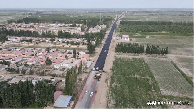中国最大沙漠中唯一的城市，生活着2万人，周边300公里被黄沙覆盖
