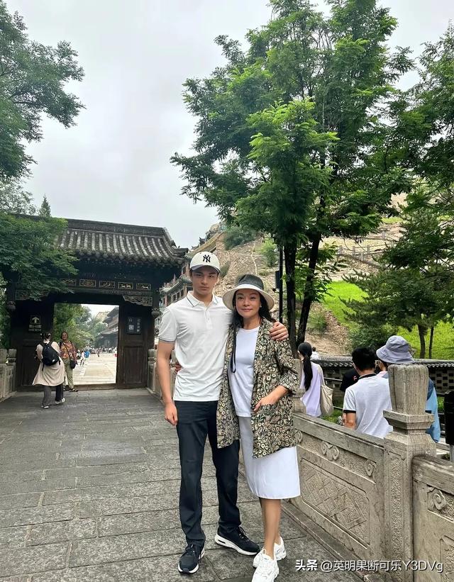 史可和儿子参观山西大同云冈石窟，史可的儿子超级好看又特别帅
