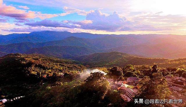 《西双版纳 澜沧行》景迈山翁基古寨晚照：布朗山与夕阳共醉