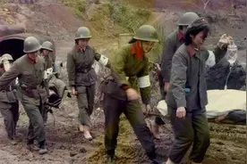 老山战场，女兵亲吻战士，29年后，女兵在战士墓前痛哭图片