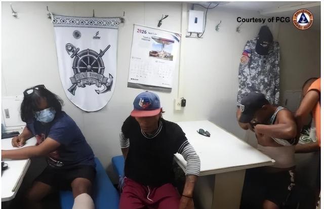 菲船硬闯，还持刀威胁中方人员	，海警强硬反击，菲船受损人员受伤