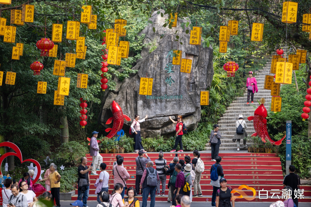 风车转动祝福，歌声飘荡山间！大批市民游客登白云山祈安康