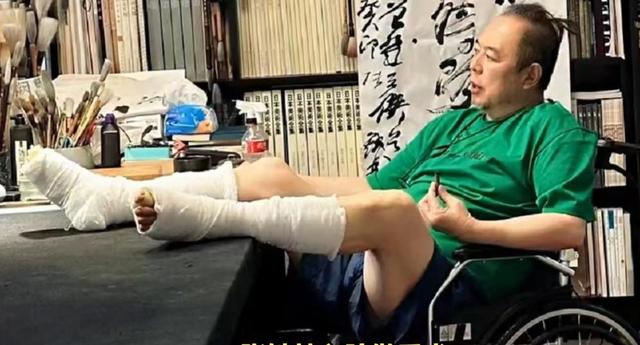 天道好轮回！68岁瘫坐在轮椅上的张铁林，已然活成了“笑话”