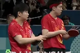 显眼包！莎头组合打卡下班被神秘之师吸引，神情同步，张本心碎了图片