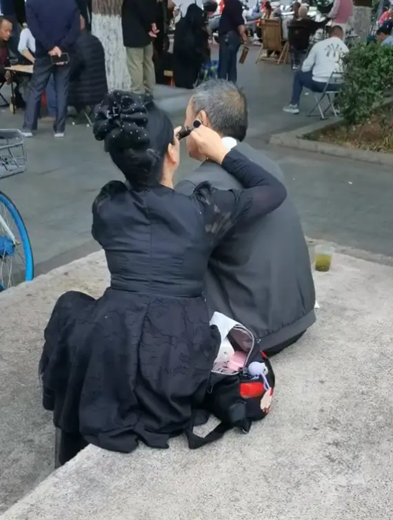 公园惊现“大婶”老板！几十块让全城大爷每天排队打卡