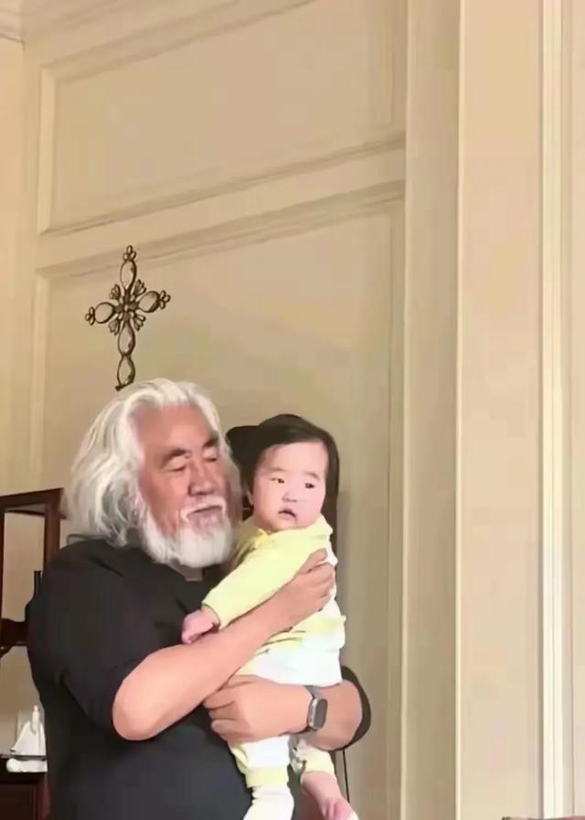 张纪中导演家的掌上龙珠，肉嘟嘟可爱，和爸爸互动起来好开心呀！