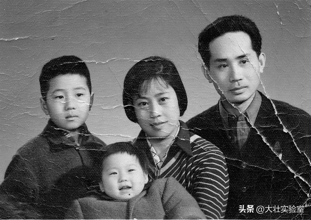 60年代，李鹏夫妇与儿女们在天安门广场，一张温暖的罕见全家福！