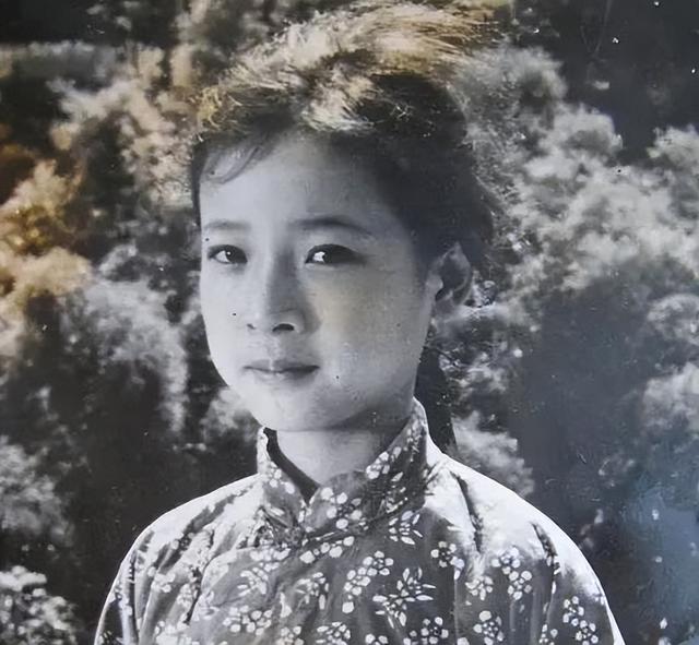 她是国家一级演员，多次给坐轮椅丈夫戴绿帽，如今儿子也是演员