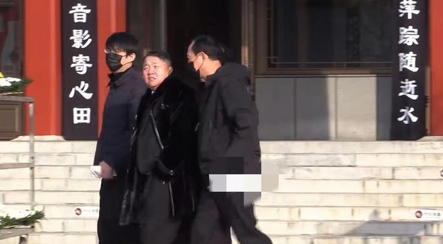 唐嫣素颜现身罗晋父亲葬礼，紧随骨灰后离场，用行动粉碎婚变谣言