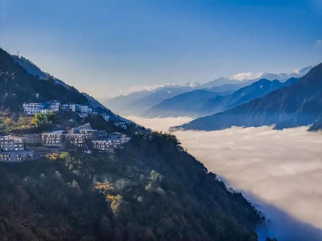 住在“松赞·石月亮山居”，在云端造梦，与星月同眠