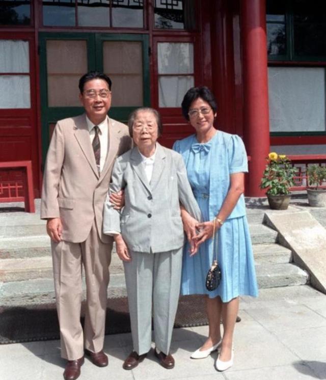 李鹏总理年轻时有多帅？1959年在吉林留影，31岁玉树临风气质不凡
