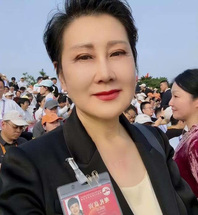 被央视怒批、脑袋空空，德不配位，难怪阅兵从不邀请“流量”明星