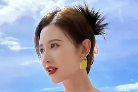 张萌穿比基尼度假，40岁身材火辣，网友：自律的女人真美图片