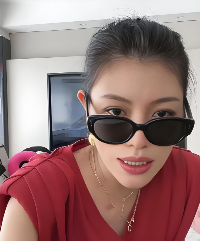 章子怡也没想到，离婚刚两年的54岁汪峰，竟走上了另一条上坡路