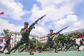 反正打不过解放军，台军不再拼刺刀，取消踢正步！只能举白旗了图片