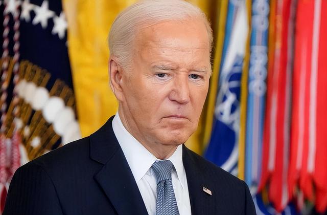 83岁拜登带病出山，一开口就冲着中国来，对特朗普痛心疾首