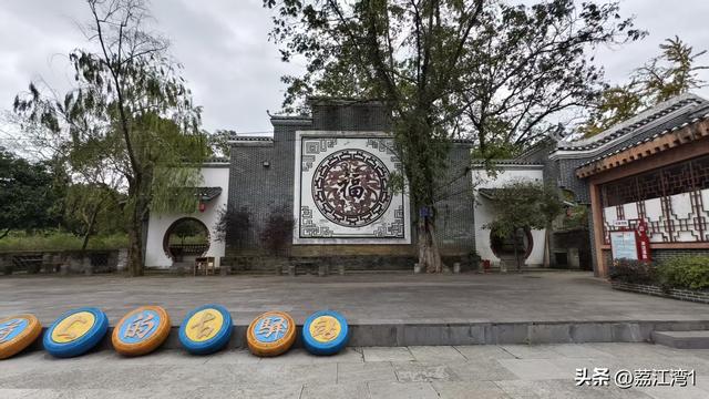 金叶映古村，醉美长岗岭