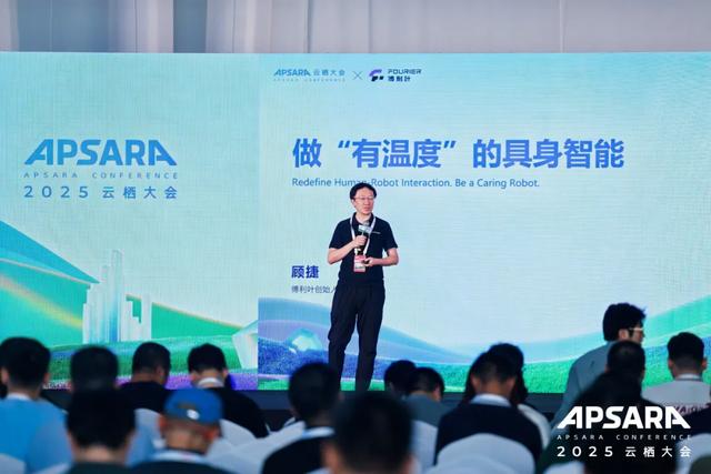 在具身智能的岔路口，这场论坛把数据、模型、Infra聊透了
