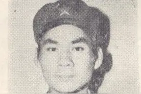 爬行9天8夜终回祖国，下半身早已长满蛆虫，手里却紧握一把鱼腥草图片