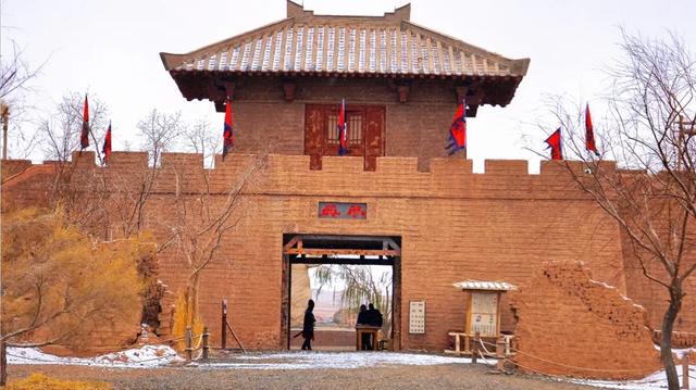 敦煌阳关迎来2025年初冬的第一场雪