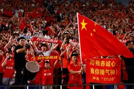 毫无还手之力！国足半场0-2遭吊打：2次送礼，全队当看客图片