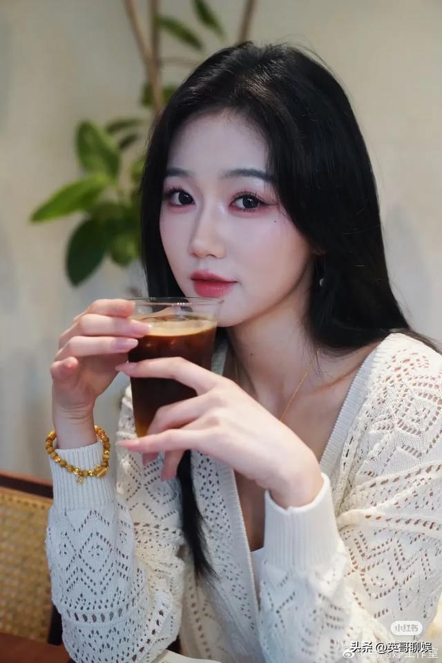 看似「清纯」实则“风骚”的四个短剧女演员，妖艳绝不输“妲己”