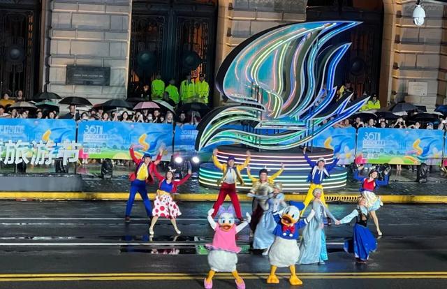 花车巡游、半价游园……上海旅游节开启全城欢乐盛宴→